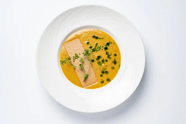 Sup Krim Dengan Pesto Piring Whtie Tutup — Stok Foto
