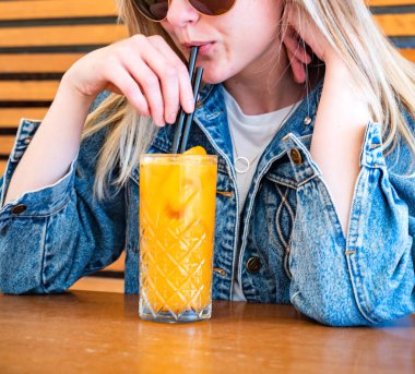 terasta limonata içme kadın