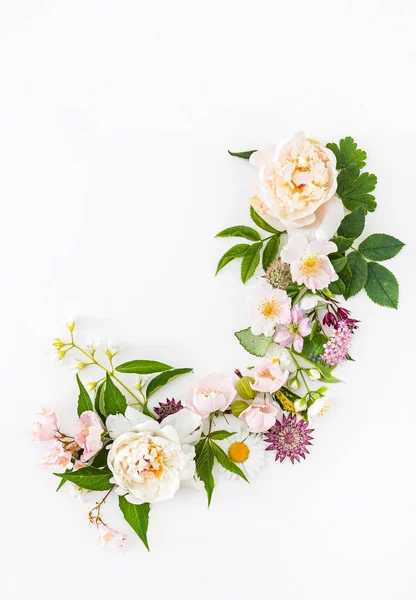 Beyaz Arka Planda Yaz Çiçekleri — Stok fotoğraf