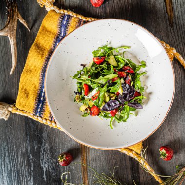 çilek ve arugula ile salata, yakın yukarı