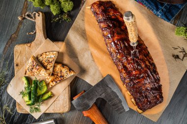 Ahşap tahta üzerinde ızgara kaburga, yakın yukarı