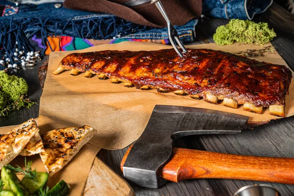 Costillas Parrilla Tablero Madera Cerca —  Fotos de Stock