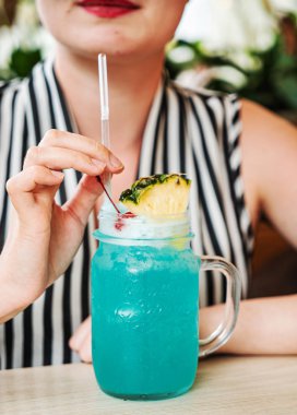 kafede yaz limonata içme kadın