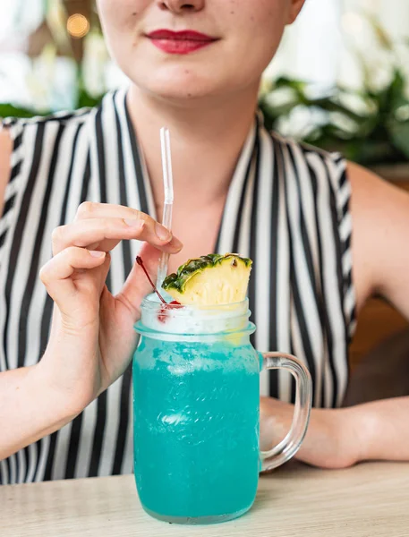 Woman Drinking Summer Lemonade Cafe — Stock Photo, Image