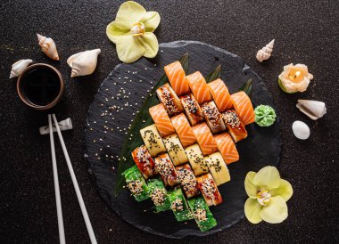 siyah arka plan üzerinde taze suşi seti