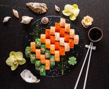 siyah arka plan üzerinde taze suşi seti