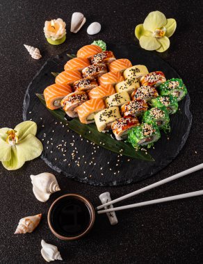 siyah arka plan üzerinde taze suşi seti