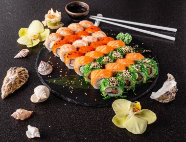 siyah arka plan üzerinde taze suşi seti