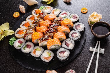 siyah arka plan üzerinde taze suşi seti