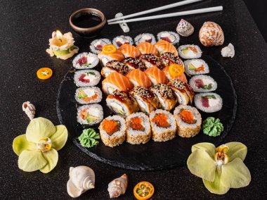 siyah arka plan üzerinde taze suşi seti