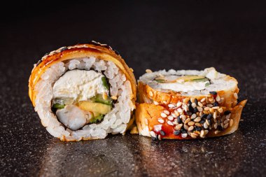 siyah arka plan üzerinde taze suşi seti