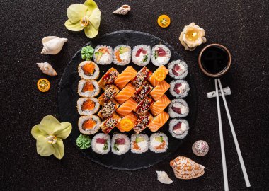 siyah arka plan üzerinde taze suşi seti