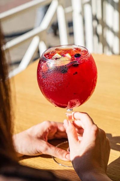 Yaz limonatası içen bir kadın.