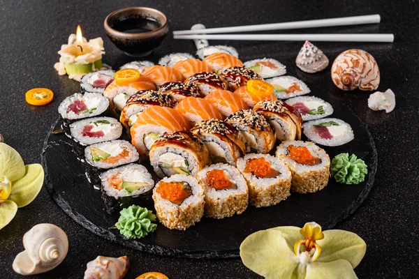 Świeże Sushi Ustawione Czarnym Tle — Zdjęcie stockowe