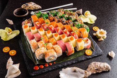 siyah arka plan üzerinde taze suşi seti