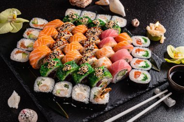 siyah arka plan üzerinde taze suşi seti