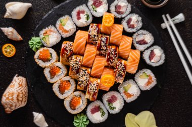 siyah arka plan üzerinde taze suşi seti