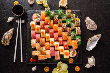 siyah arka plan üzerinde taze suşi seti