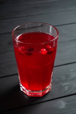 siyah ahşap arka plan üzerinde taze kızılcık limonata