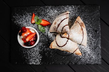 dondurma ve çilek ile İtalyan kek, yakın