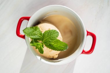 nane ile dondurma topu, yakın