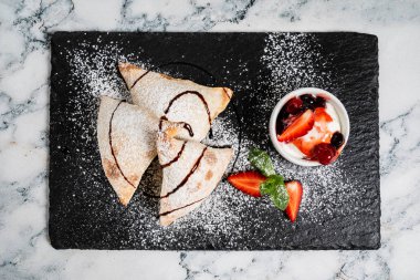 dondurma ve çilek ile İtalyan kek, yakın