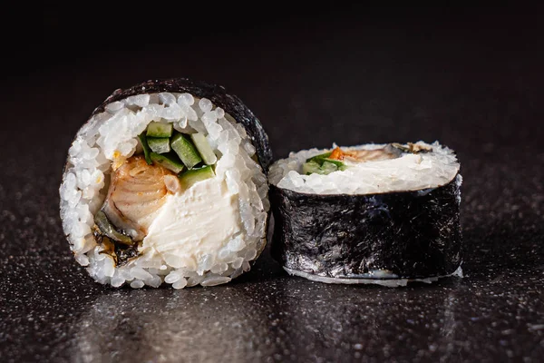 Čerstvé Sushi Nastavené Černém Pozadí — Stock fotografie