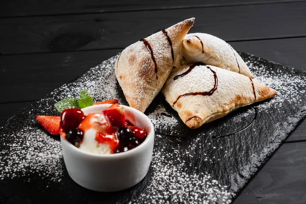 Italiensk Kaka Med Glass Och Jordgubbar Närbild — Stockfoto