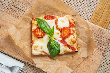 Pizzacıda bir dilim İtalyan pizzası.