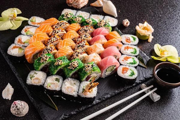 Świeże Sushi Ustawione Czarnym Tle — Zdjęcie stockowe