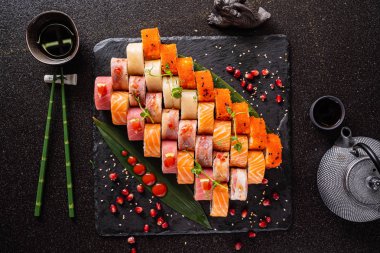 Siyah arkaplanda suşi var.