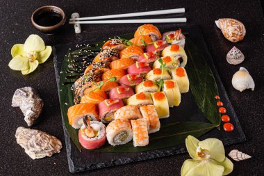 Siyah arkaplanda suşi var.