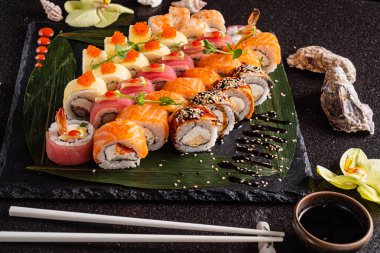 Siyah arkaplanda suşi var.