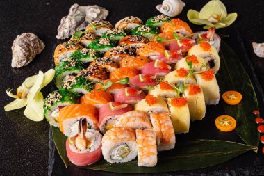 Siyah arkaplanda suşi var.