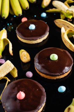 siyah arka planda lezzetli muz kek