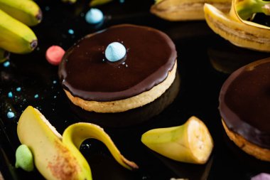 siyah arka planda lezzetli muz kek