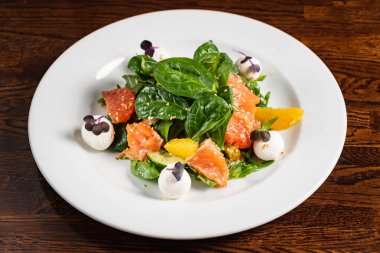 somon balığı ile sezar salatası, yakın