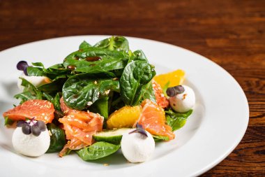somon balığı ile sezar salatası, yakın
