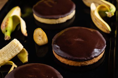 siyah arka planda lezzetli muz kek