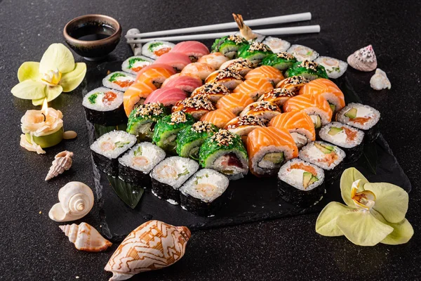 Sushi Impostato Sullo Sfondo Nero — Foto Stock