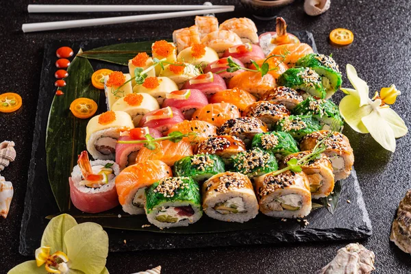 Sushi Fondo Negro —  Fotos de Stock