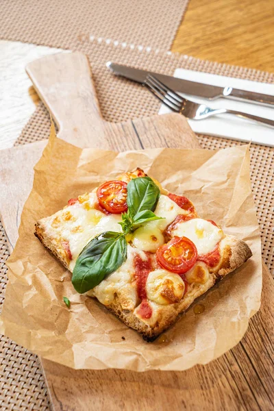 Pizzacıda bir dilim İtalyan pizzası.