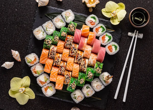 Sushi Impostato Sullo Sfondo Nero — Foto Stock