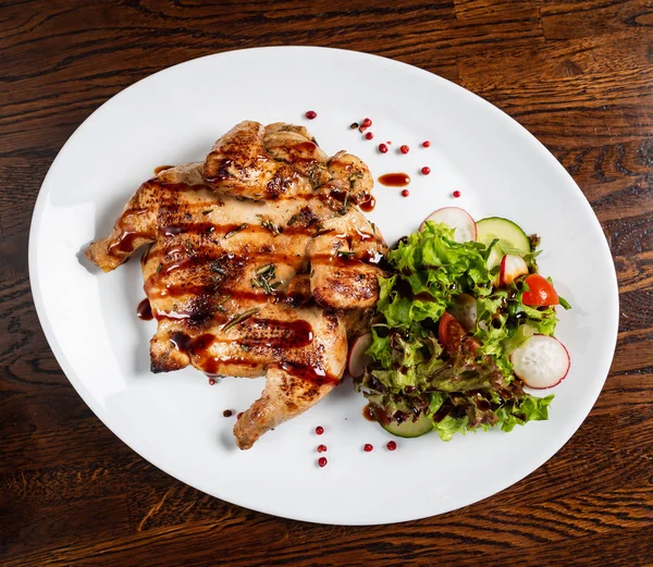 Kızarmış tavuk ve salata, yakın çekim.