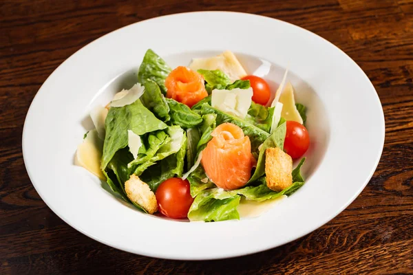 Caesar Salat Mit Lachsfisch Nahaufnahme — Stockfoto