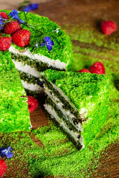 菠菜蛋糕与新鲜的树莓 — 图库照片