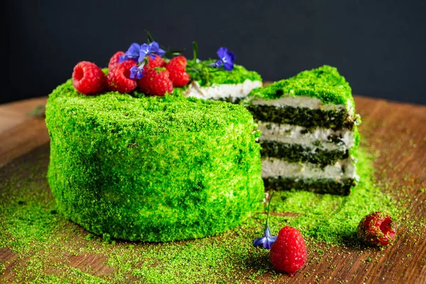 菠菜蛋糕与新鲜的树莓 — 图库照片