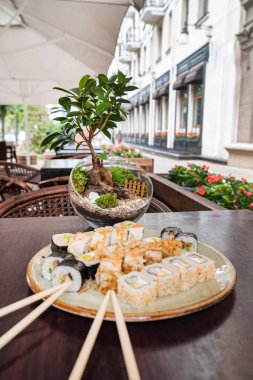 restoranda belirlenen suşi, yakın
