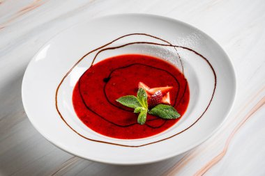 tabakta çikolata soslu çilek çorbası 