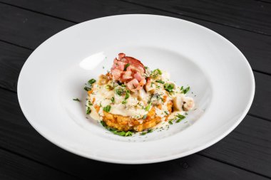 pastırma ve sos ile patates krep, yakın